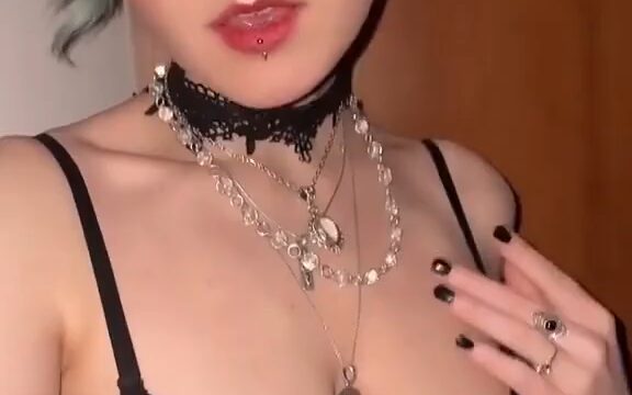 Lyracr0w0 Hot nude show boobs